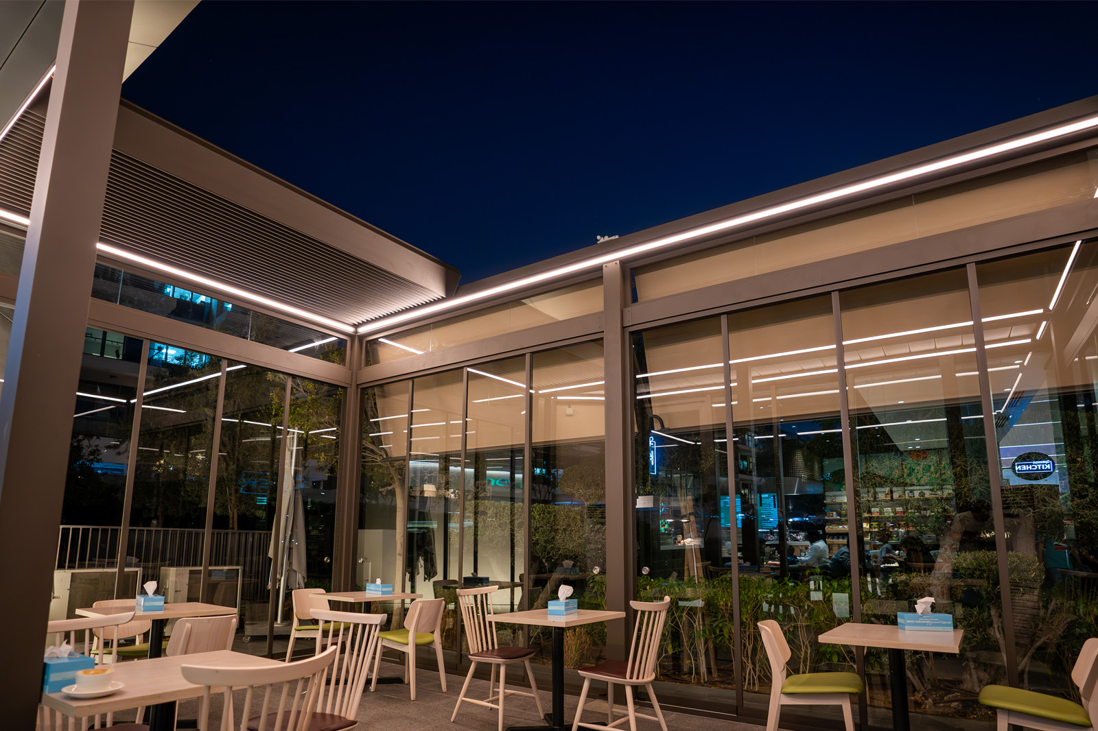 Spinneys Headquarters – Al Meydan: Bioclimatic Skyroof Prestige Pergola Design