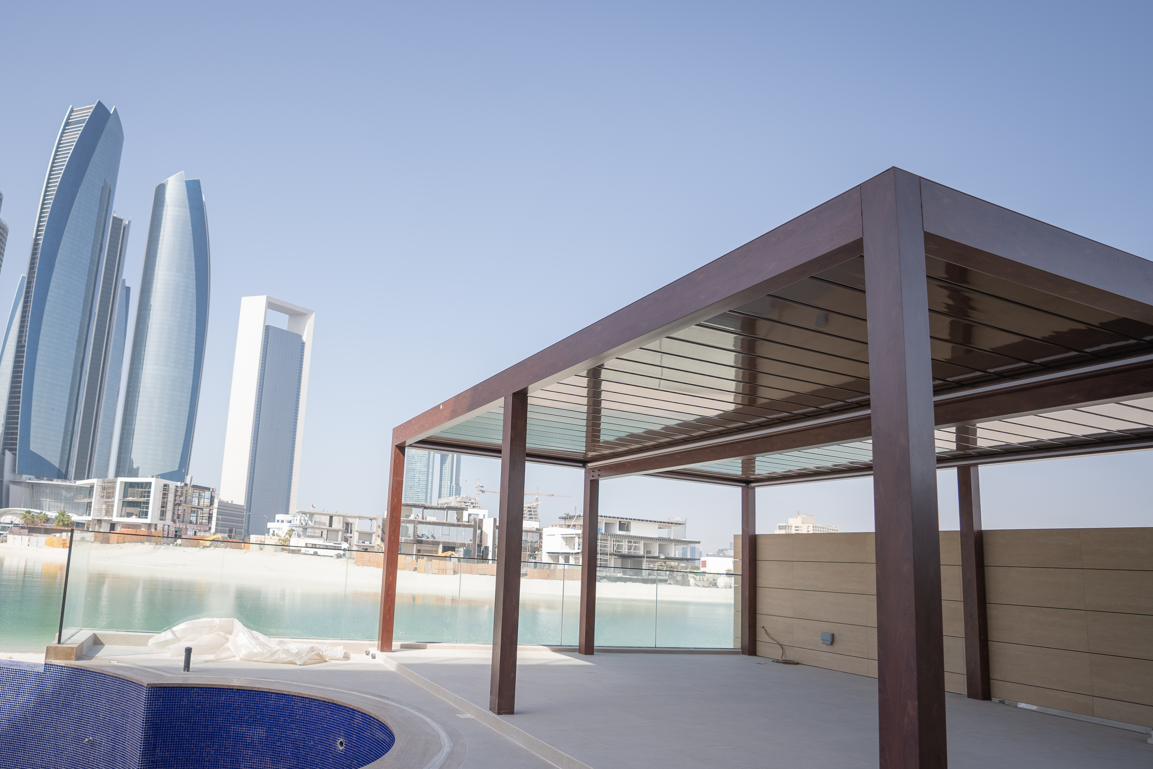 Abu Dhabi Villa with Bioclimatic Pergola Design Skyroof Plus